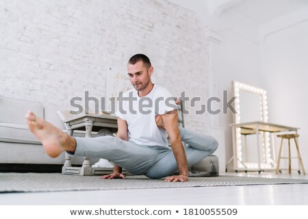 Stockfoto: Nappe · jonge · man · in · yogapositie