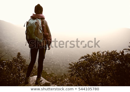 ストックフォト: Female Hikers Shoes At The Edge Of A Cliff