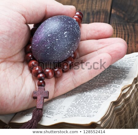 Foto stock: Easter Bible Rosary Eggs And Palms