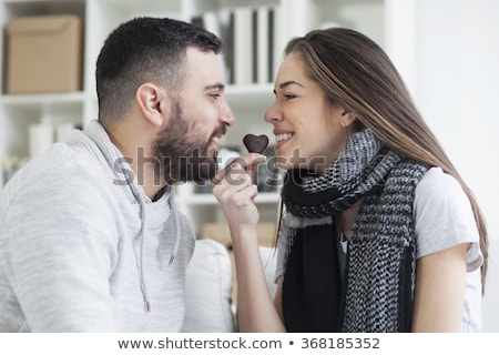 商業照片: 吻嘴唇與巧克力