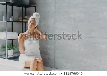Foto stock: Pretty Young Lady Taking A Relaxing Bath