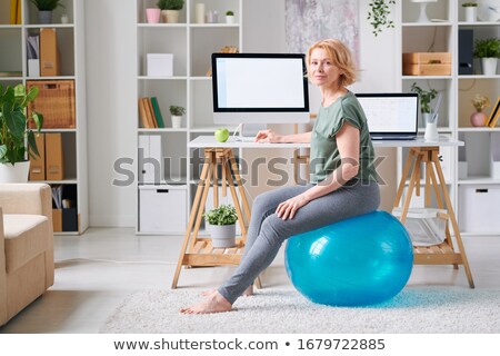 S'entraîner sur un ballon de Pilates [[stock_photo]] © Pressmaster