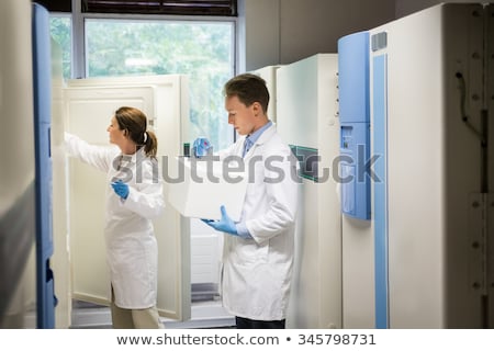 Foto stock: Efrigerador · de · apertura · joven · científico · en · el · laboratorio