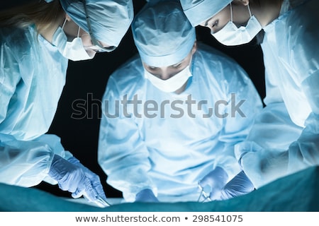 Foto stock: Res · cirujanos · que · operan · a · un · paciente