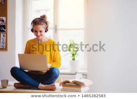 Foto stock: Teenage Girls Using Laptop