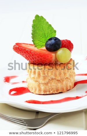 Stockfoto: Custard Filled Puff Pastry Shell With Raspberries