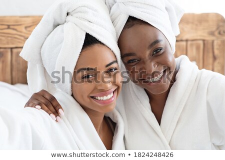 [[stock_photo]]: Eux · jeunes · femmes · portant · des · serviettes · et · bavardant · I