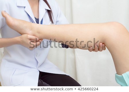 Stockfoto: Surgeon Examining Patients Leg