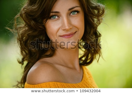 Foto stock: Lose · Up · retrato · de · mujer · morena · sonriente · al · aire · libre