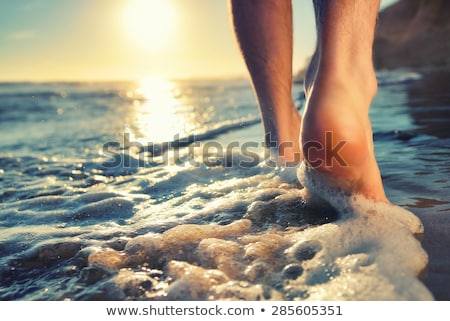Homem a pisar na praia Foto stock © Smileus