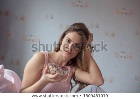 [[stock_photo]]: Ortrait · de · femme · allongée · mangeant · de · la · salade