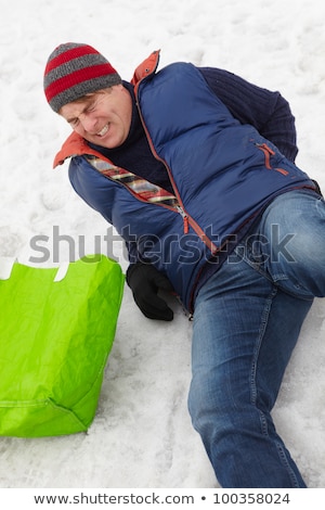 Foto d'archivio: Man Falls On Slippery Road In Winter