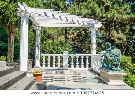 Foto stock: Cupid With Lion Statue