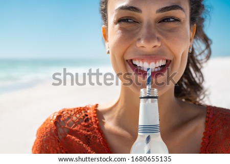 Foto stock: Close Up Of Happy Young Women With Drinks On Beach