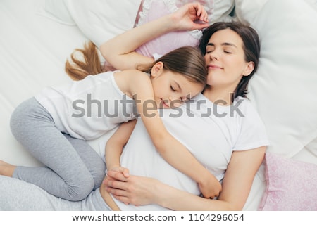 Foto stock: Parents In Bed With Child