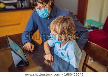 Foto stock: Tablet On A Desk - Globalization