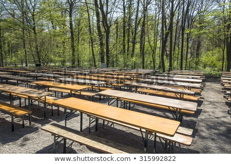 Foto stock: Empty Beergarden Tables In The English Garden In Munich