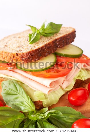 Foto stock: Aboroso · Sanduíche · De · Carne · No · Pão · Integral