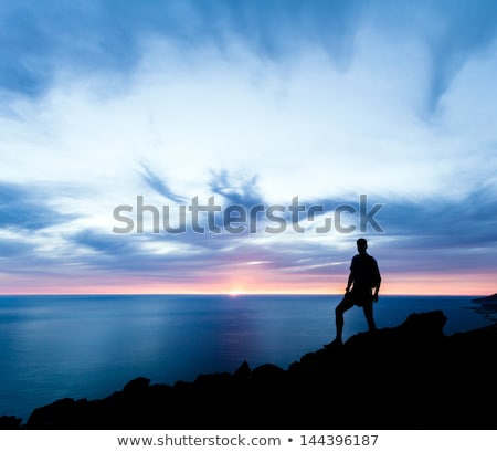 Foto d'archivio: Hiking Silhouette Backpacker Man Looking At Ocean