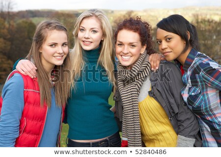Stockfoto: Roep · Van · Vier · Vrouwelijke · Tienervrienden · In · De · Herfstlandschap