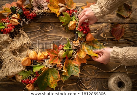 Foto d'archivio: Oak Leaves In Autumn Colors On Wooden Table