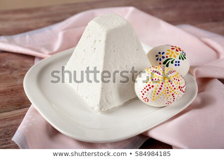 Foto d'archivio: Traditional Easter Cake With Painted Eggs