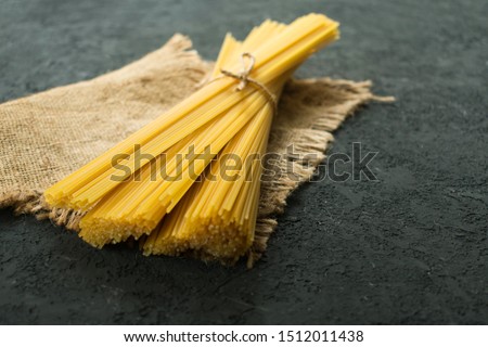 Foto d'archivio: Pile Of Uncooked Spaghetti