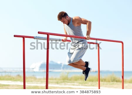 Stockfoto: Bodybuilder Doing Triceps Dips