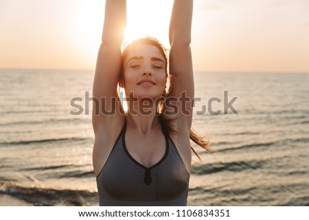 ストックフォト: Girls On The Beach During Sunrise