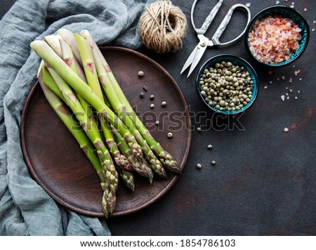 Bunch Of Asparagus With Spices On A Plate Foto stock © almaje
