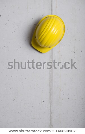 Foto stock: Blank Wall With Yellow Helmet