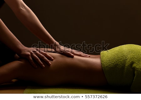 Foto d'archivio: Masseuse Doing Massage On Woman Back In Spa Salon