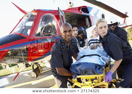 [[stock_photo]]: Es · ambulanciers · paramédicaux · déchargent · un · patient · de · Medevac