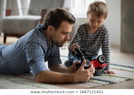 Stock foto: Unge · hält · Spielzeug