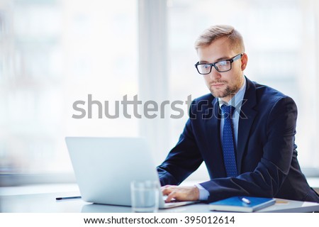 Businessman Working On Laptop Stockfoto © Pressmaster