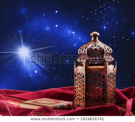 Foto d'archivio: Ornamental Arabic Lantern With Burning Candle