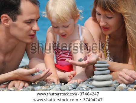 Foto stock: Amília · constrói · pilhas · de · pedra · em · Pebble · Beach