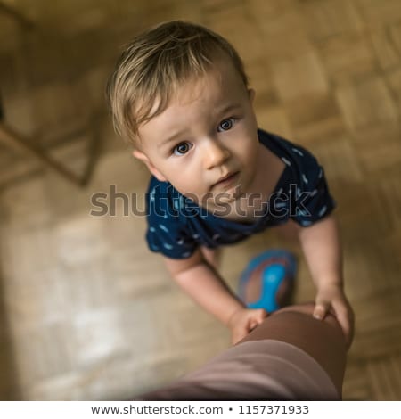 [[stock_photo]]: Es · parents · tiennent · les · enfants · pour · les · jambes