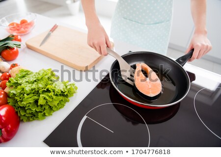 Zdjęcia stock: Young Lady Holding A Frying Pan