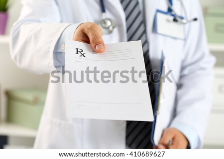 Foto stock: Doctor Giving Prescription To Patient At Hospital