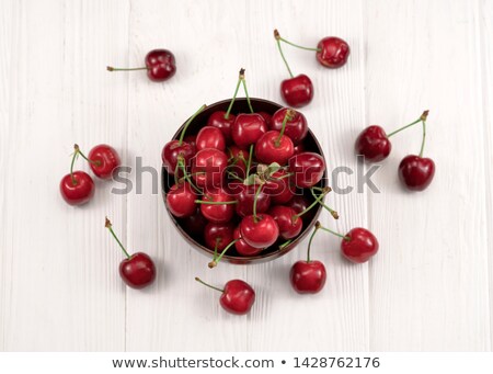 Foto stock: Cherry In Wooden Bowl