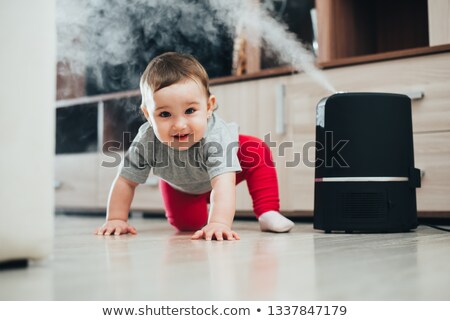 Foto stock: Little Baby Looks At The Humidifier