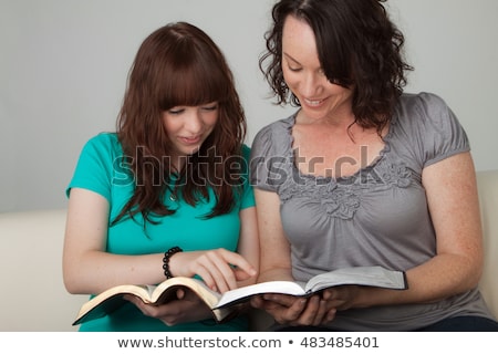 Foto stock: Teen Girl Reading The Bible Outdoors