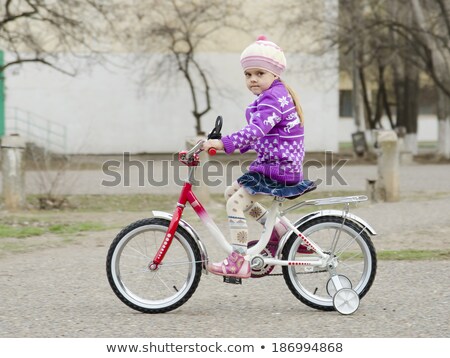 Foto d'archivio: Four Year Old Girl Goes On A Bicycle