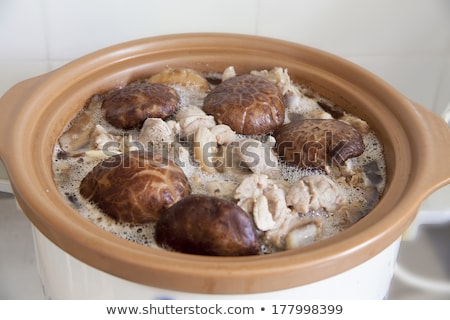 Foto d'archivio: Stewed Shiitake Mushrooms In Slow Cooker Pot