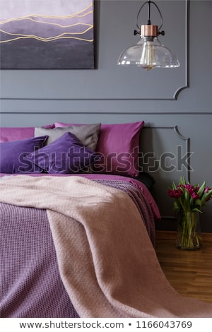 Foto stock: Ojines · de · colores · en · la · cama