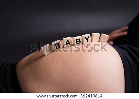 Foto stock: Letter Boxes On Pregnant Womans Belly