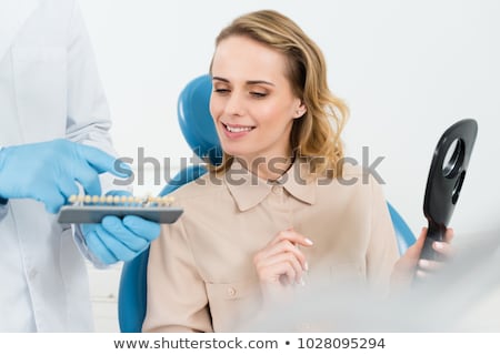 Foto stock: Dentist Showing Implant