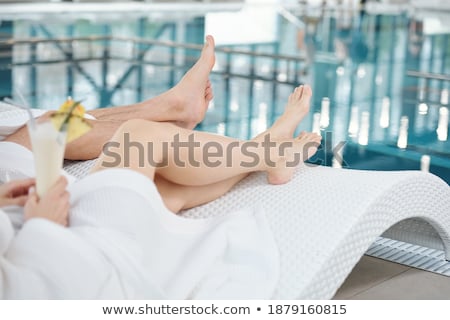 Spa piscine femme détendue sur une serviette blanche [[stock_photo]] © Pressmaster