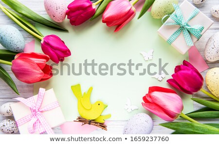 Pink Gift Box With Yellow Easter Egg And Tulip Foto stock © almaje